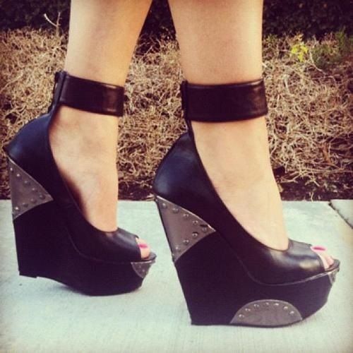 Elegante Svarte Peep-Toe Kilesandaler